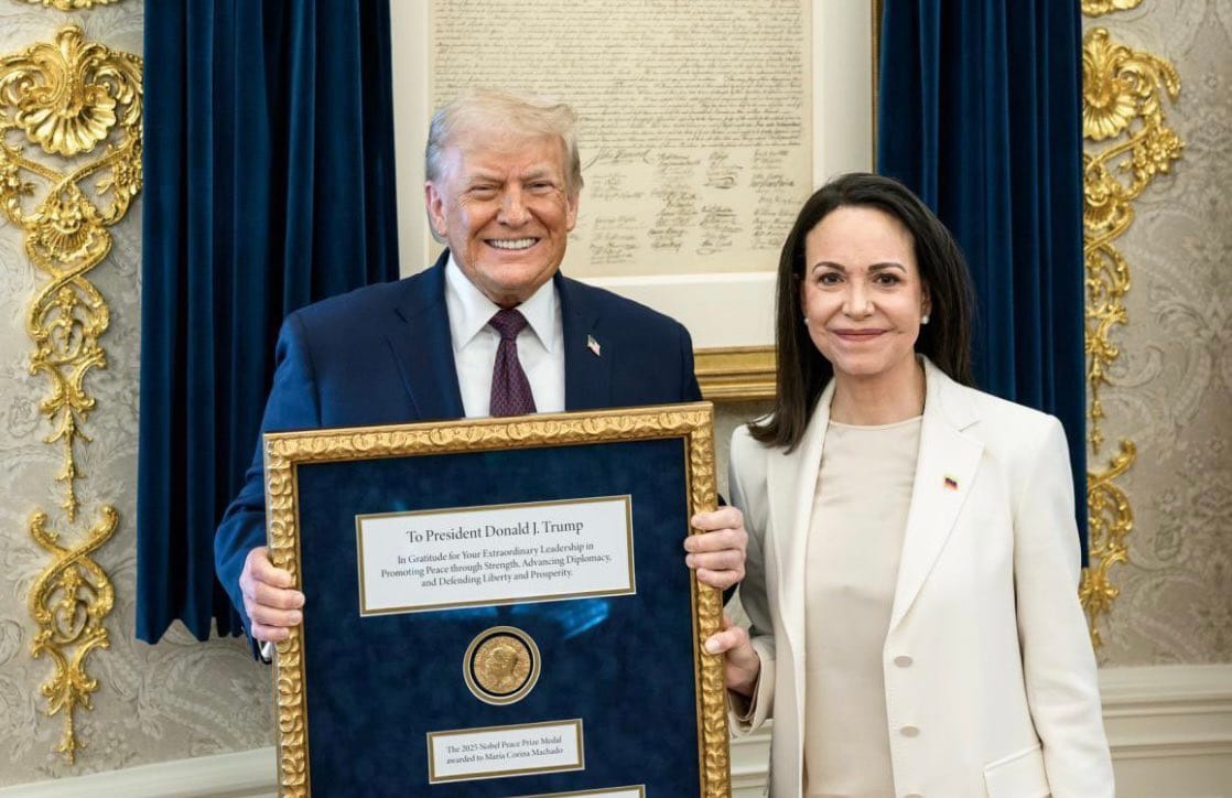 María Corina Machado se arrastra hacia Trump "regalándole" su Nobel de la Paz