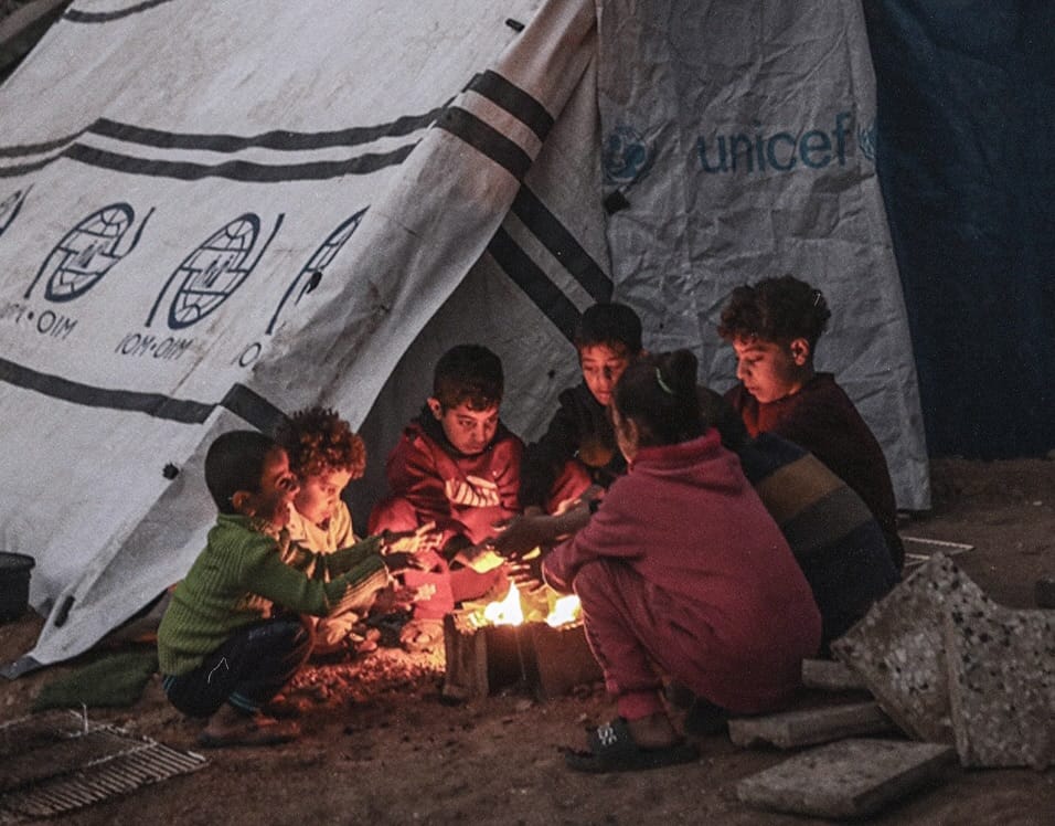 Imagen de archivo de niños gazatíes ante el fuego. Foto: Times of Gaza