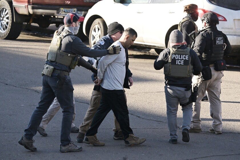 Imagen de archivo de agentes de ICE arrestando a un hombre. Foto: @RyanGirdusky (X)