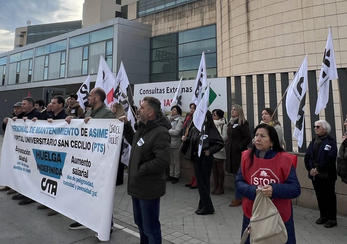 Trabajadores organizados en el sindicato en una concentración frente al hospital San Cecilio. Foto: @CSTA_sindicato (X)