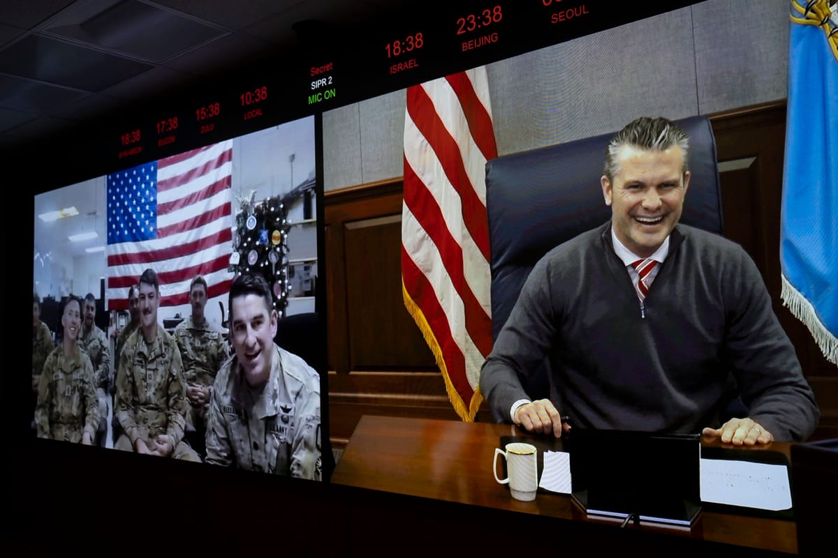 El secretario de Guerra de EE.UU., Pete Hegseth, en una videoconferencia con tropas estadounidenses. Foto: @SecWar (X)