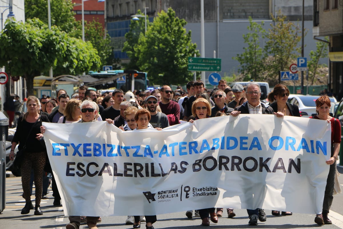 Imagen de archivo de la protesta del vecindario de escalerillas en Pasaia (Gipuzkoa). Foto: Euskal Herriko Etxebizitza Sindikatu Sozialista
