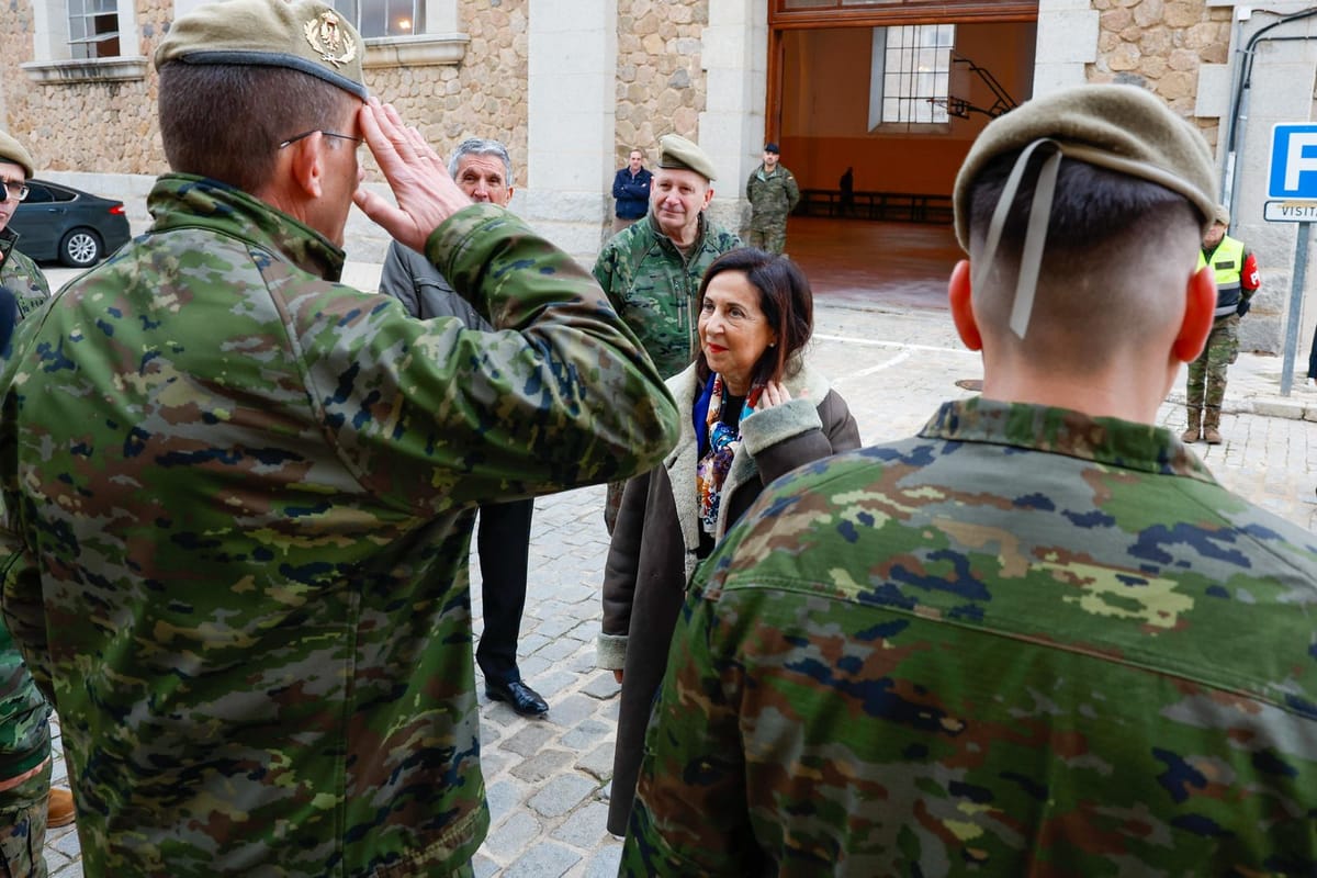 Imagen de archivo de Margarita Robles ante militares en Toledo. Foto: Ministerio de Defensa.