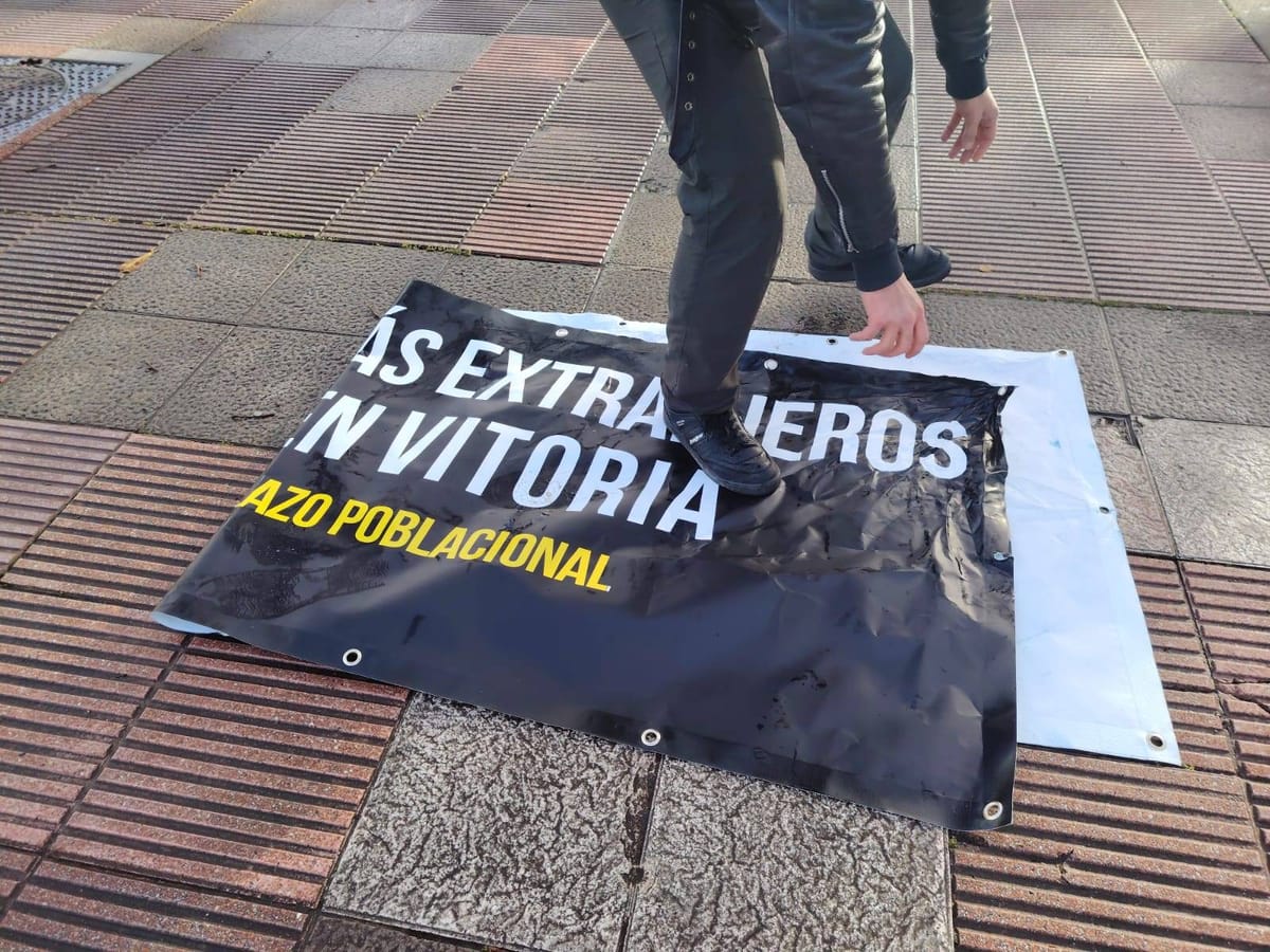 Militantes antifascistas retiran la propaganda racista de Vox en Gasteiz. Foto: GKS