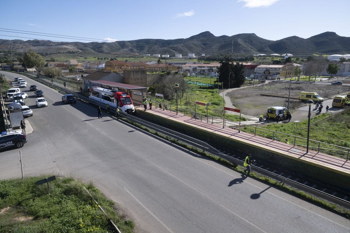 Tren de FEVE en el lugar del siniestro ferroviario en Cartagena. Foto: @elnoticiero_6 (X)