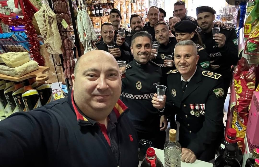 El propietario del bar Bodega Nieto de Almería posando con policías locales. Foto: vía Diario Red