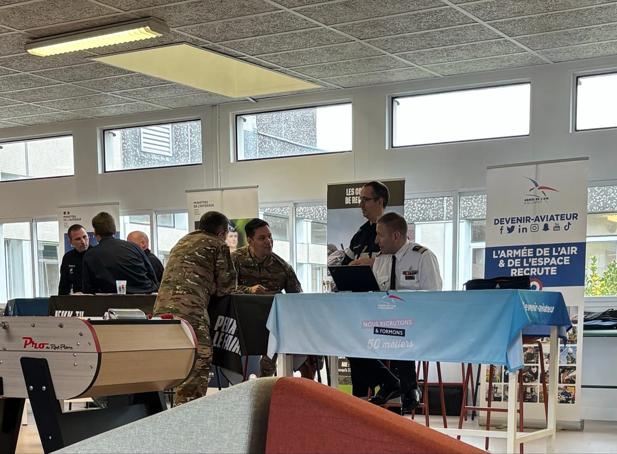 Stand de reclutamiento del ejército y la policía francesa en la universidad de Rennes 2. Foto: @Erellux_ (X)