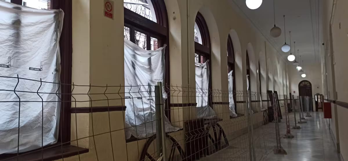 Imagen de archivo de las ventadas abiertas en el IES Cardenal Cisneros en Madrid. Foto: vía Cadena Ser
