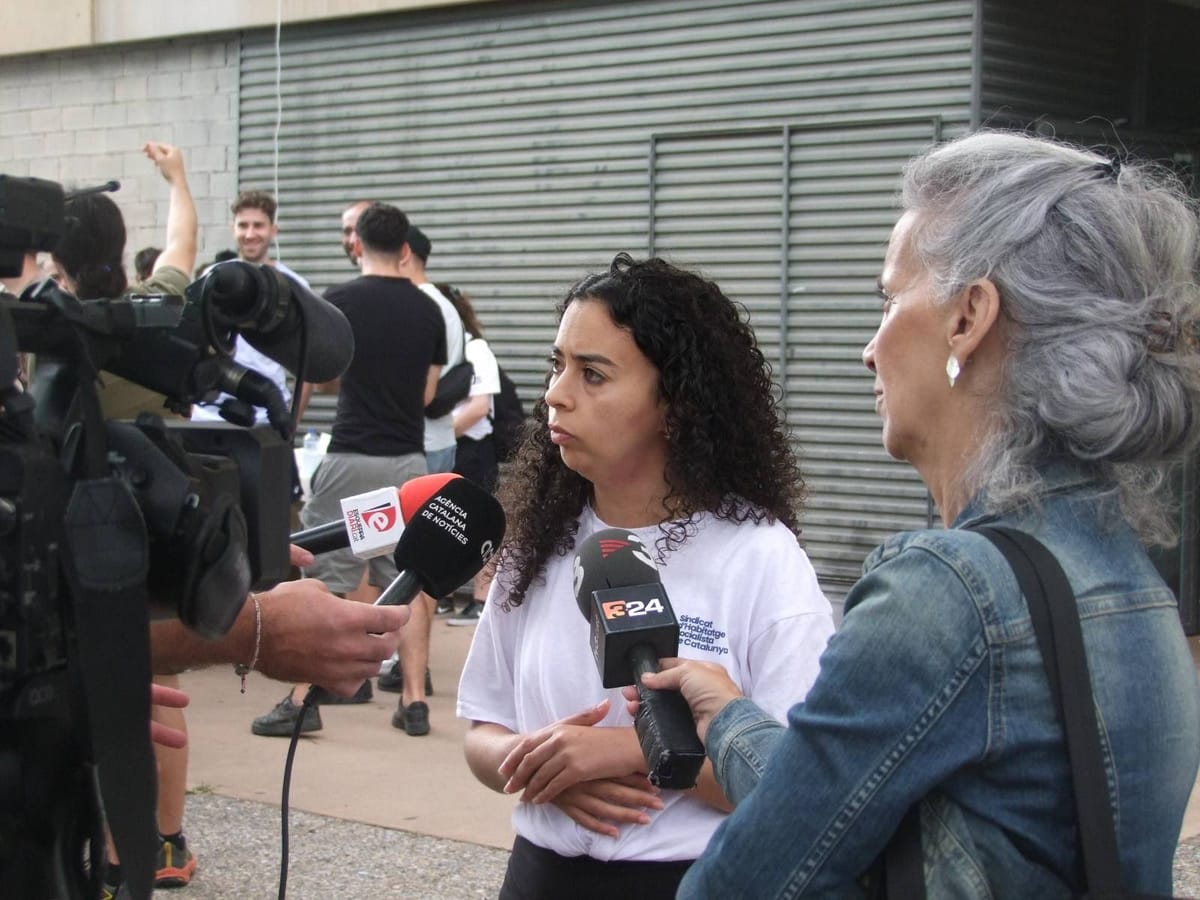 Imagen de archivo de Fàtima Aatar, portavoz del Sindicat d'Habitatge de Girona, atendiendo a los medios de comunicación durante un desahucio. Foto: SHSC