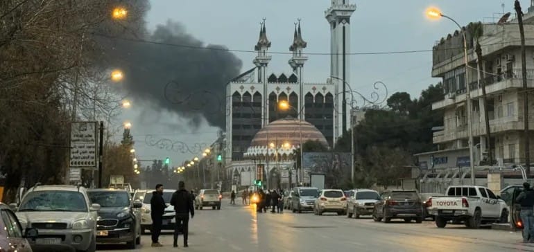 Una columna de humo se eleva tras la mezquita de Abdelrahman, en Alepo. Foto: aljazeera.com