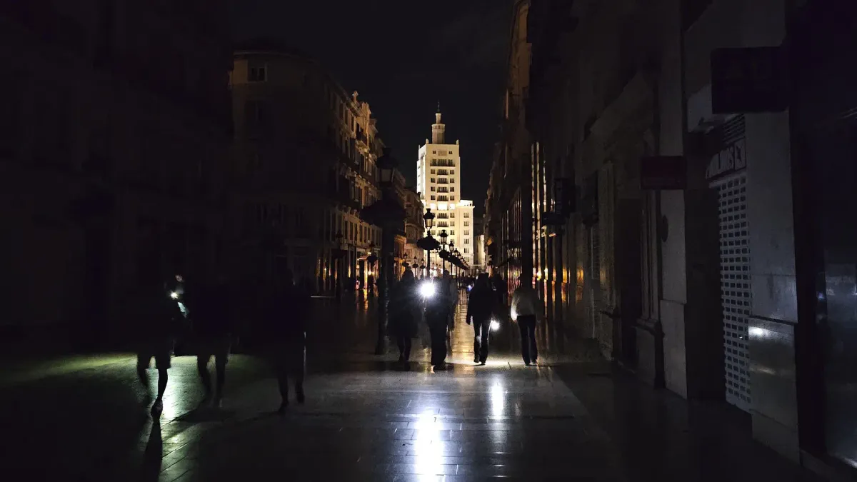 Imagen de una calle de Madrid durante el apagón. Foto: 20minutos.es