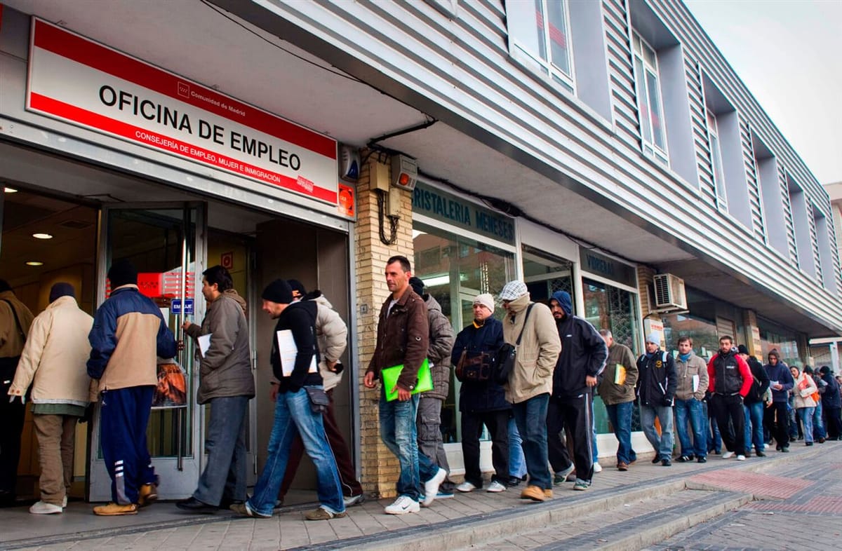 Personas desempleadas acuden en busca de ofertas laborales. Foto: desocupadosmas45.blogspot.com