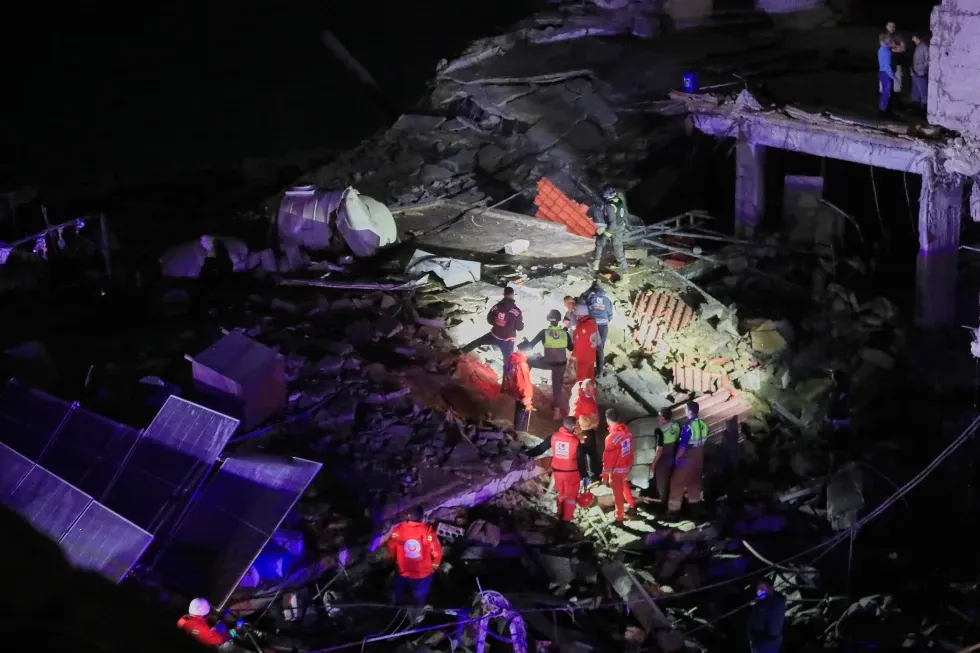 Rescatistas buscan posibles víctimas en un edificio destruido por un ataque aéreo israelí en la ciudad portuaria de Sidón. Foto: apnews.com / Mohammed Zaatari
