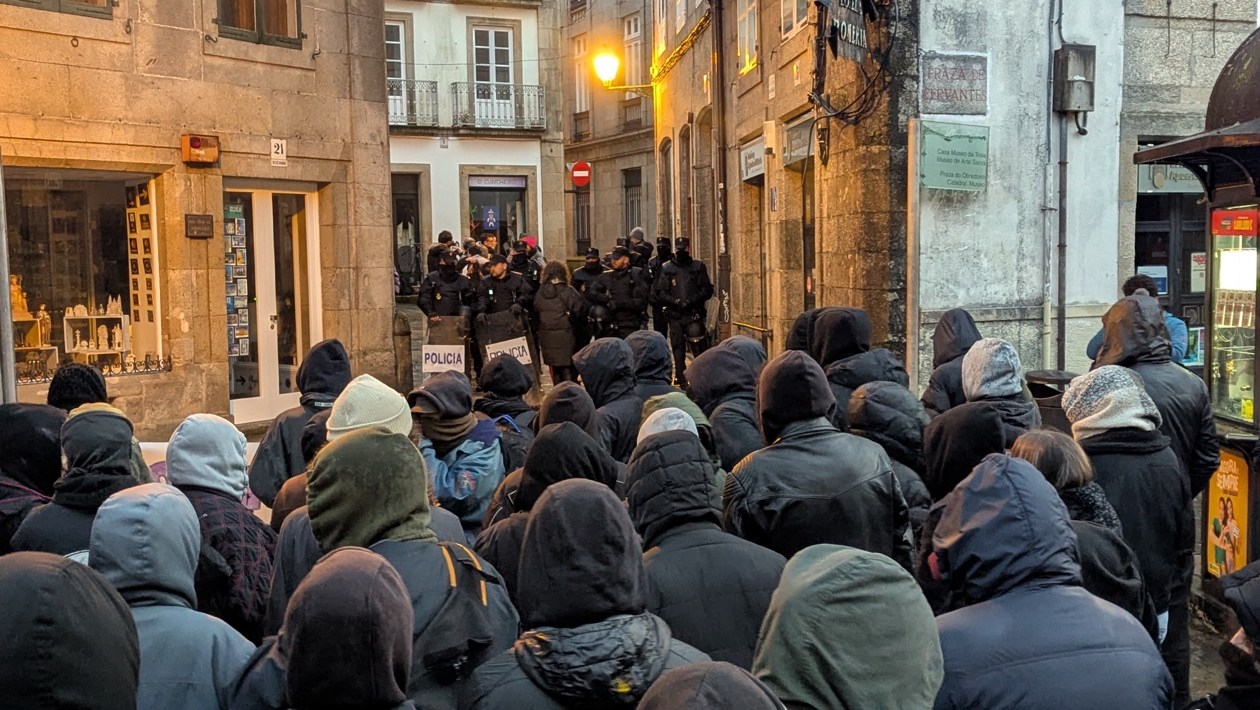 Jóvenes concentrados ante el desalojo del CSOA Escàrnio e Maldizer en Santiago de Compostela. Foto: Cedida