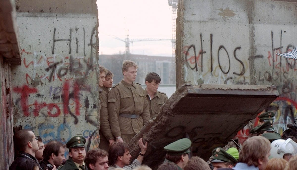 Imagen de archivo de la caída del Muro de Berlín, 11 de noviembre de 1989. Foto: GERARD MALIE/AFP/Getty Images