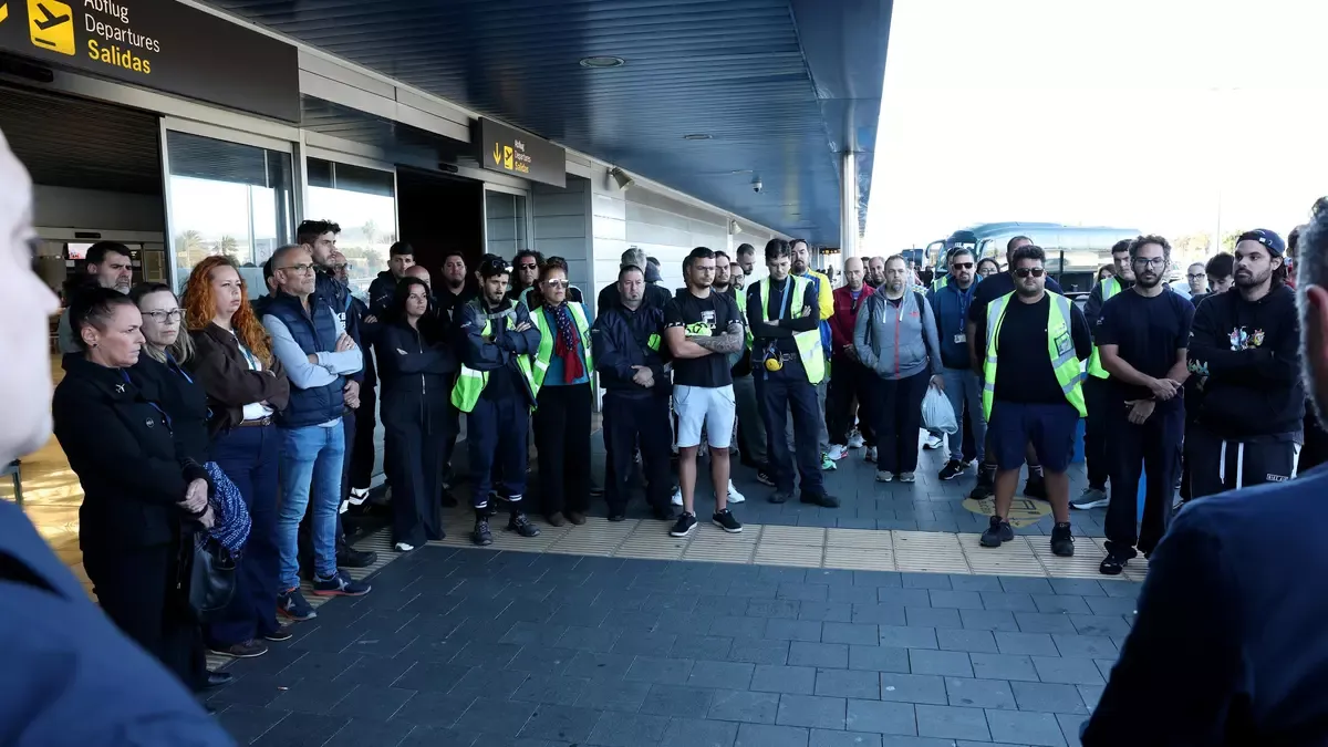 Minuto de silencio por el trabajador fallecidoen siniestro laboral en el aeropuerto de Gran Canaria. Foto: Alejandro Ramos/elDiario.es