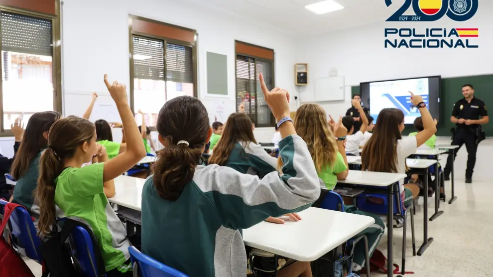 Imagen de archivo de una charla de la Policía Nacional española en un instituto. Foto: CNP