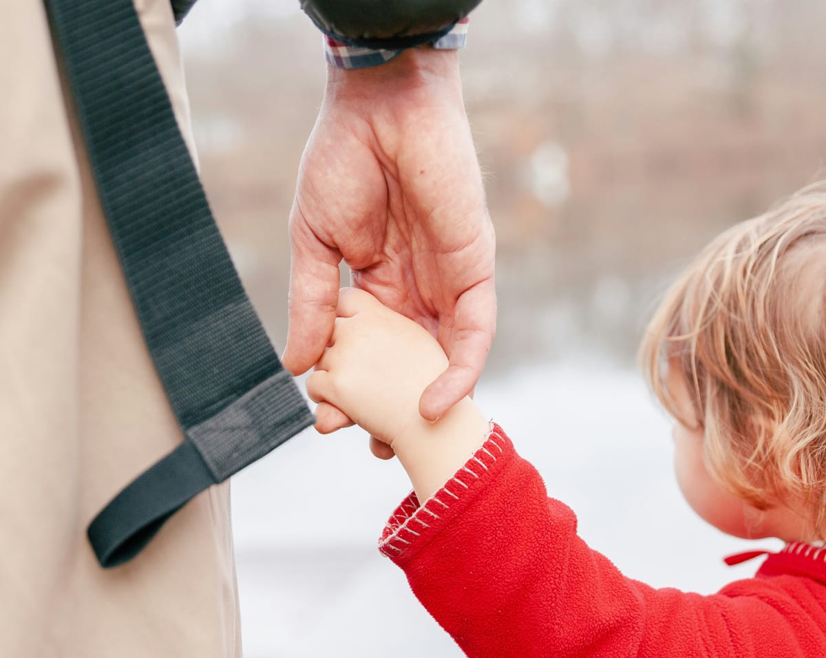 Imagen conceptual de archivo de un adulto y un niño. Foto: Laura Ohlman/Unsplash