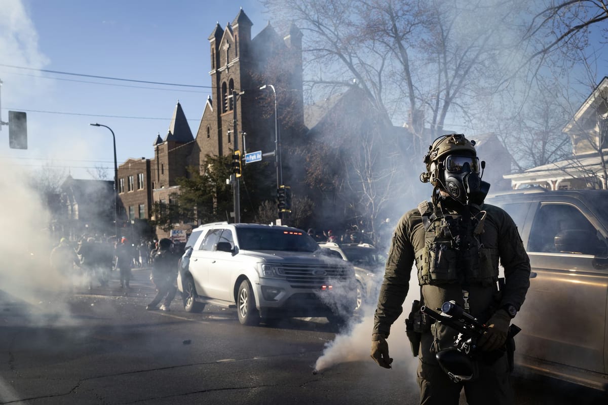 Agentes federales en medio de gas lacrimógeno lanzado contra las protestas contra ICE en Minneapolis, 13 de enero de 2026. Foto: Scott Olson / Getty