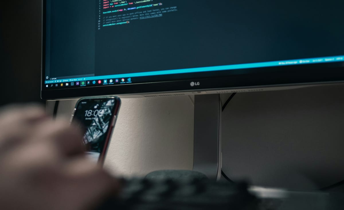 Imagen de archivo conceptual de uso de ordenador de mesa. Foto: pakata/unsplash