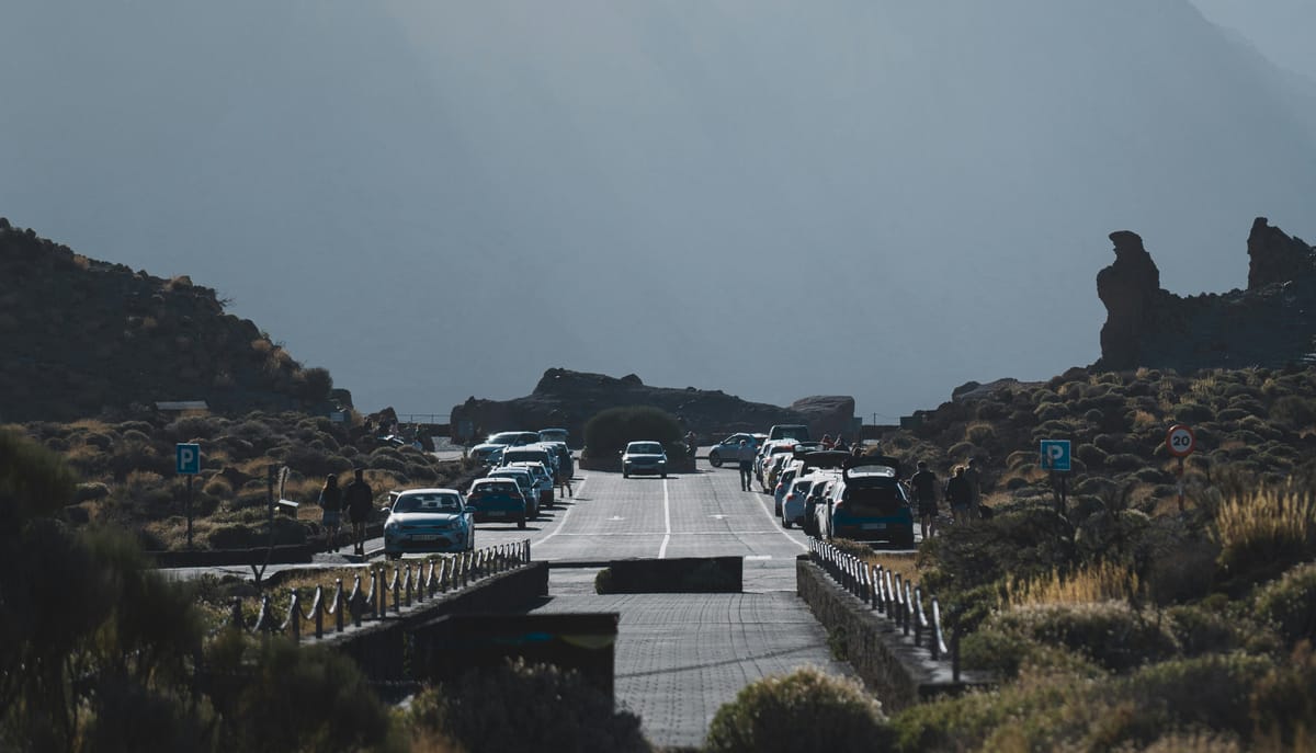 Imagen de archivo de aparcamiento de coches en Tenerife. Foto: Sergio Kian/Unsplash