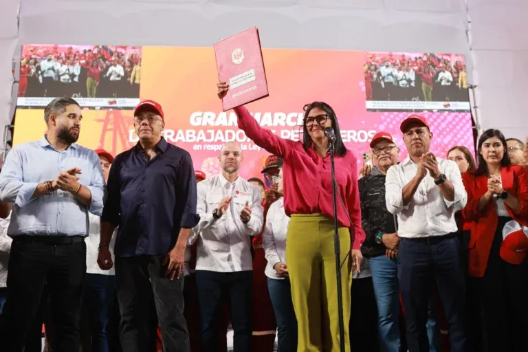 La presidenta encargada de Venezuela, Delcy Rodríguez, en el acto de la nueva ley petrolera. Foto: Prensa Presidencial