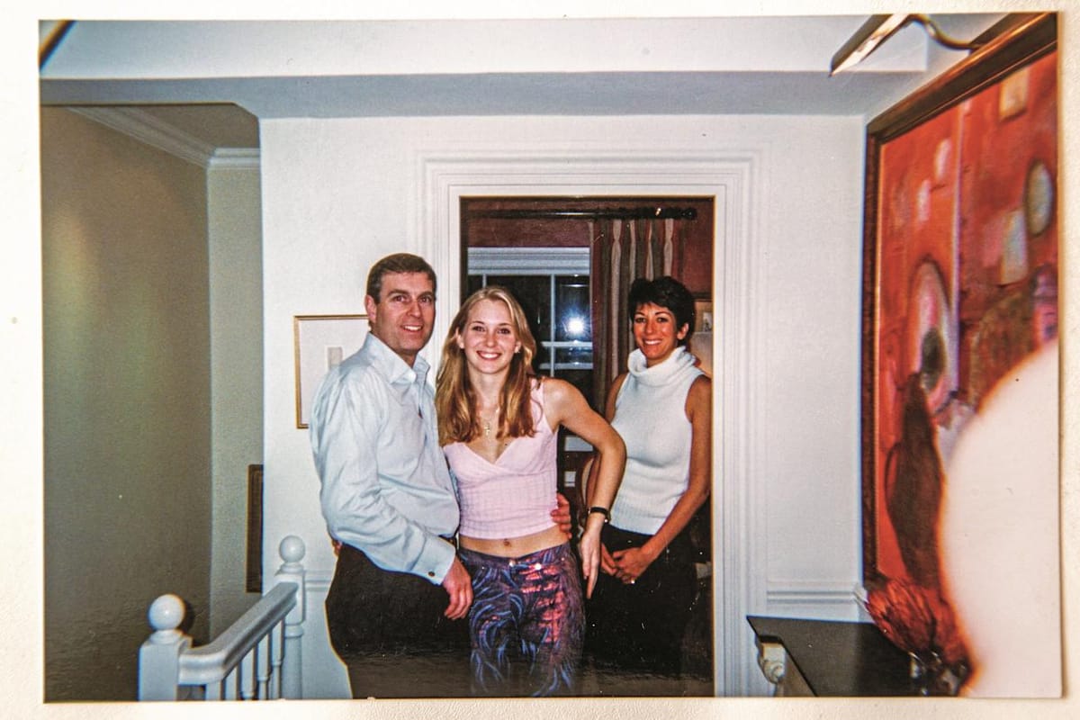 El príncipe Andrés, de izquierda, Virginia Giuffre y la colaboradora de Jeffrey Epstein Ghislaine Maxwell fotografiados dentro de la casa de Maxwells en Londres en marzo de 2001.