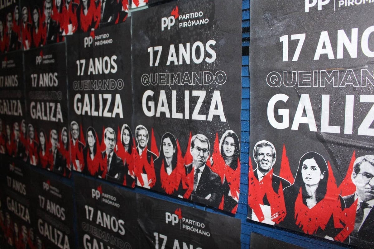 Carteles colocados en una sede del PPdeG: "PP, Partido Pirómano, 17 anos queimando Galiza". Foto: Cedida