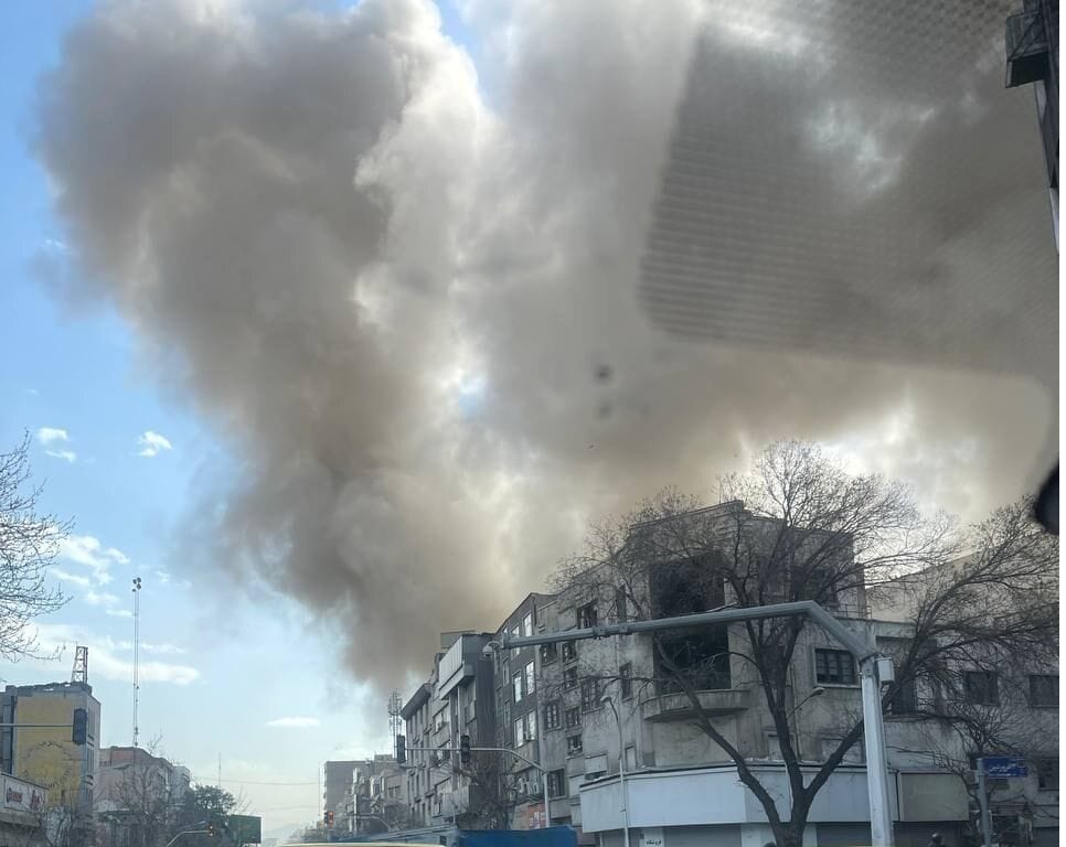 Columnas de humo tras bombardeos estaodunidenses e Israelíes en Irán. Foto: IRNA