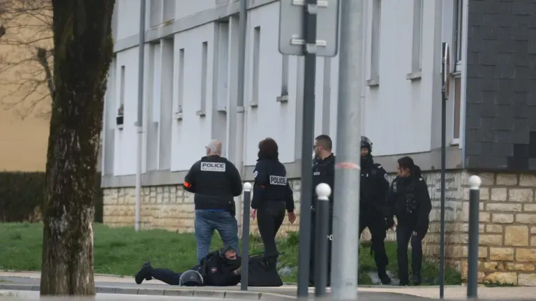 Operación policial en Châteauroux contra un tirador ultraderechista septuagenario. Foto: NR, Thierry Roulliaud