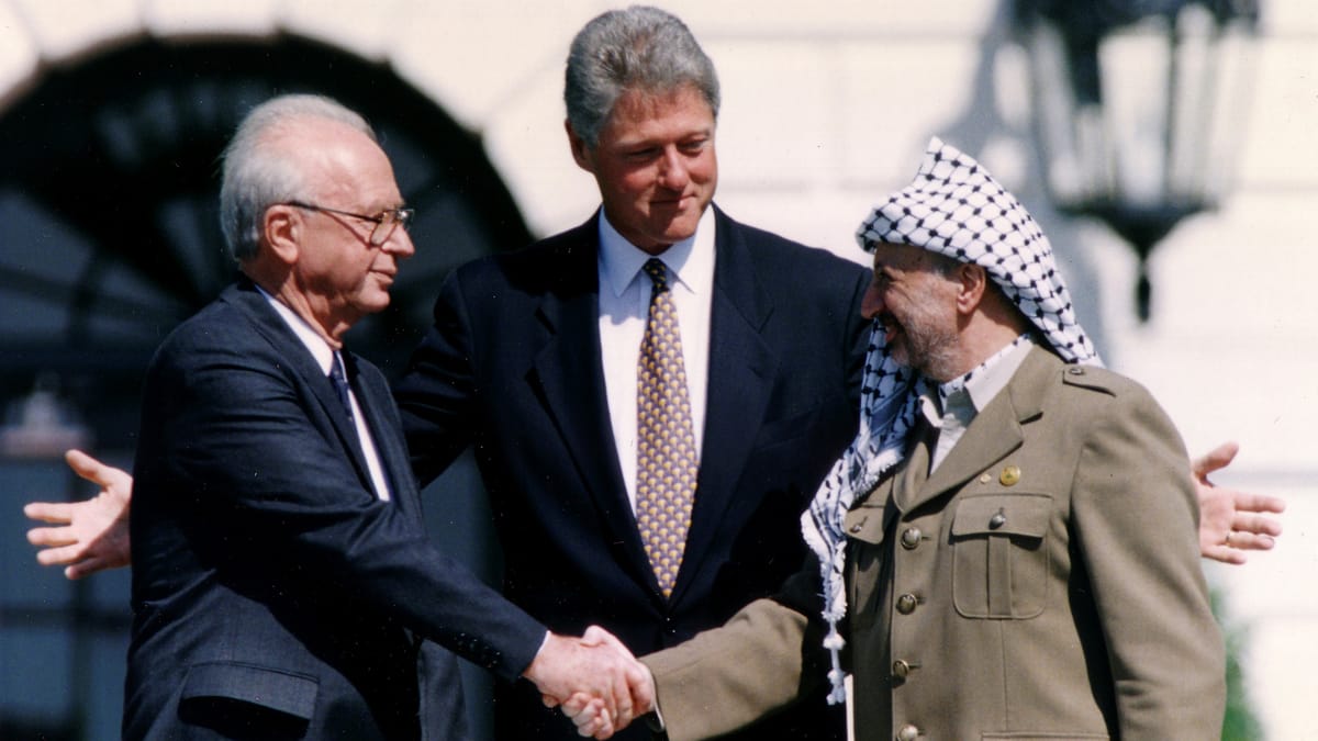 Imagen de archivo de Ariel Sharon, Bill Clinton y Yasser Arafat en los Acuerdos de Oslo. Foto: N/D