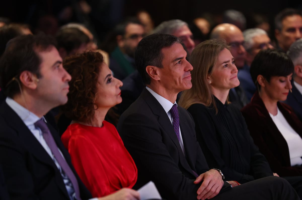 Imagen de archivo de Pedro Sánchez en un acto oficial junto a varias ministras. Foto: Moncloa/Fernando Calvo