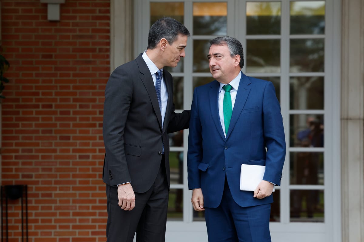 Imagen de archivo de Pedro Sánchez y Aitor Esteban. Foto: EFE