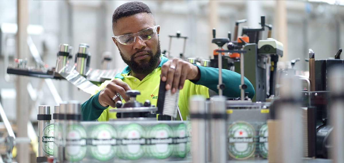 Imagen de archivo de un operario en una fábrica de Heineken. Foto: behance.net