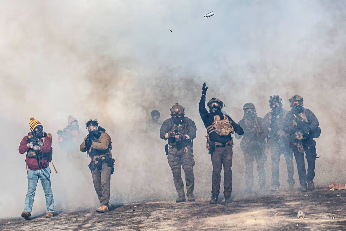 Imagen de archivo de agentes federales lanzando gas lacrimógeno en protestas tras los asesinatos de Alex Pretti y Renee Good. Foto: AFP via Getty Images