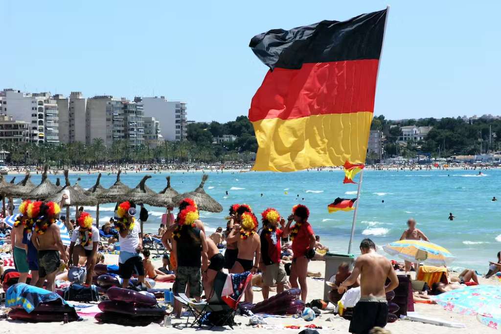 Imagen de archivo de turistas alemanes en la playa.