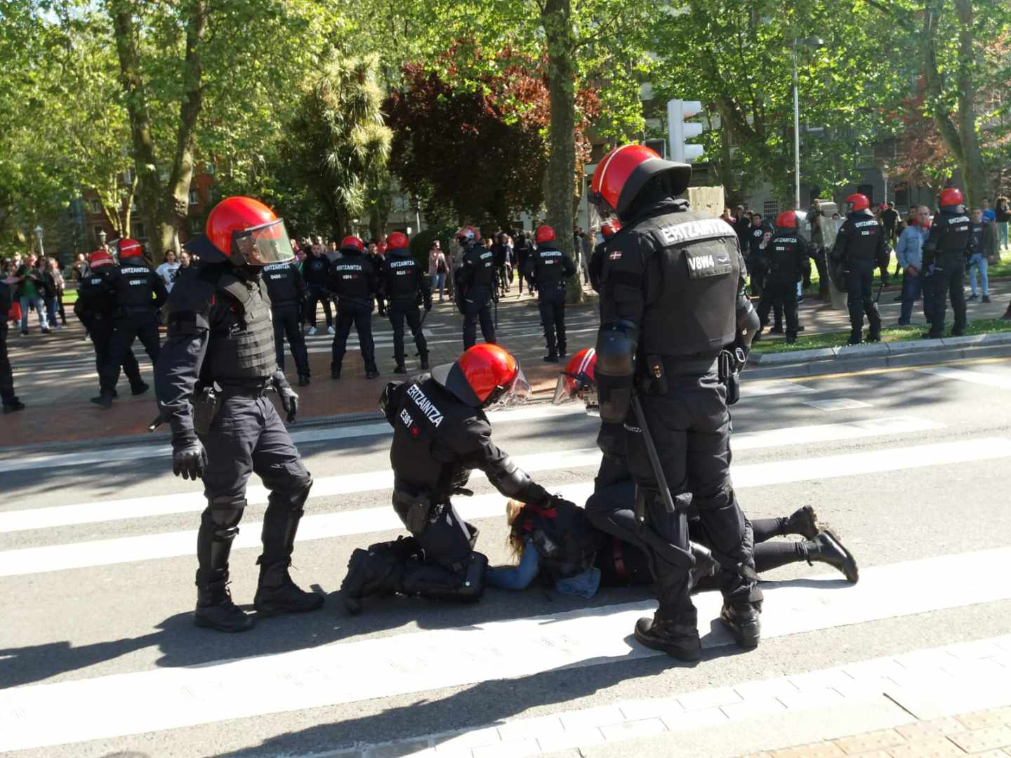La Ertzaintza detiene a una persona que protestaba en una movilización antifascista contra Vox en 2019. Foto: Mikel Segovia/El Independiente