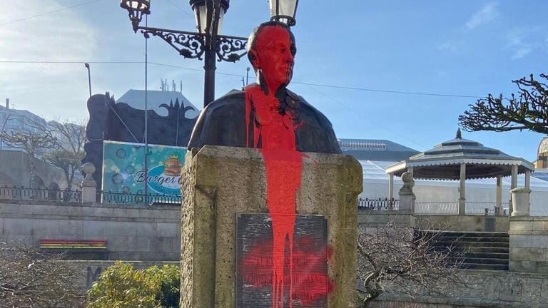 Busto de Manuel Fraga Iribarne marcado con pintura roja por GKS Gasteiz en Vilalba (Lugo). 