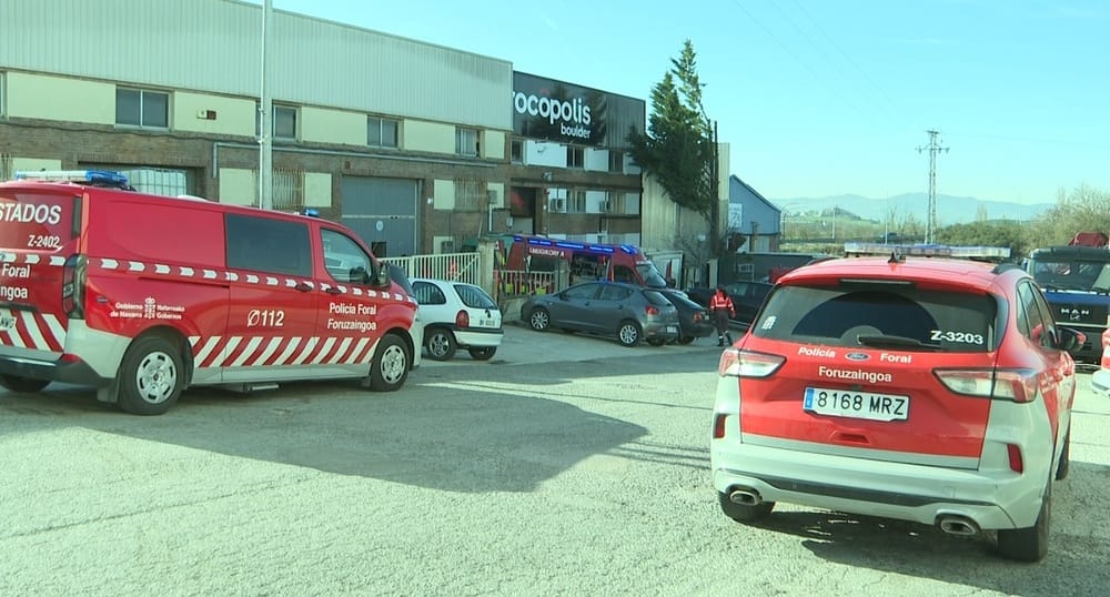 Servicios de emergencia y la Policía Foral en el rocódromo de Berrioplano (Nafarroa). Foto: NATV
