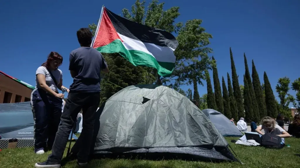 Imagen de archivo de una acampada estudiantil por Palestina. Foto: vía que.es