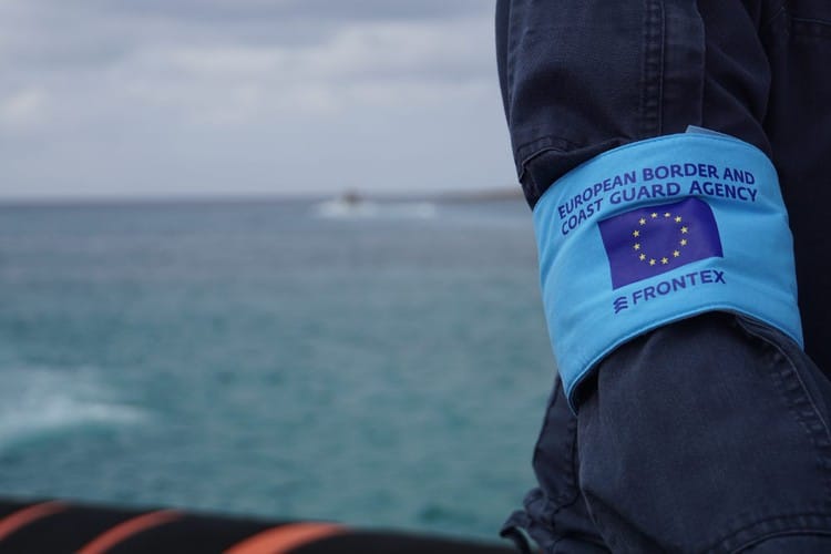 Imagen de archivo de un brazalete de un agente de la agencia fronteriza europea Frontex. Foto: @Frontex (X)