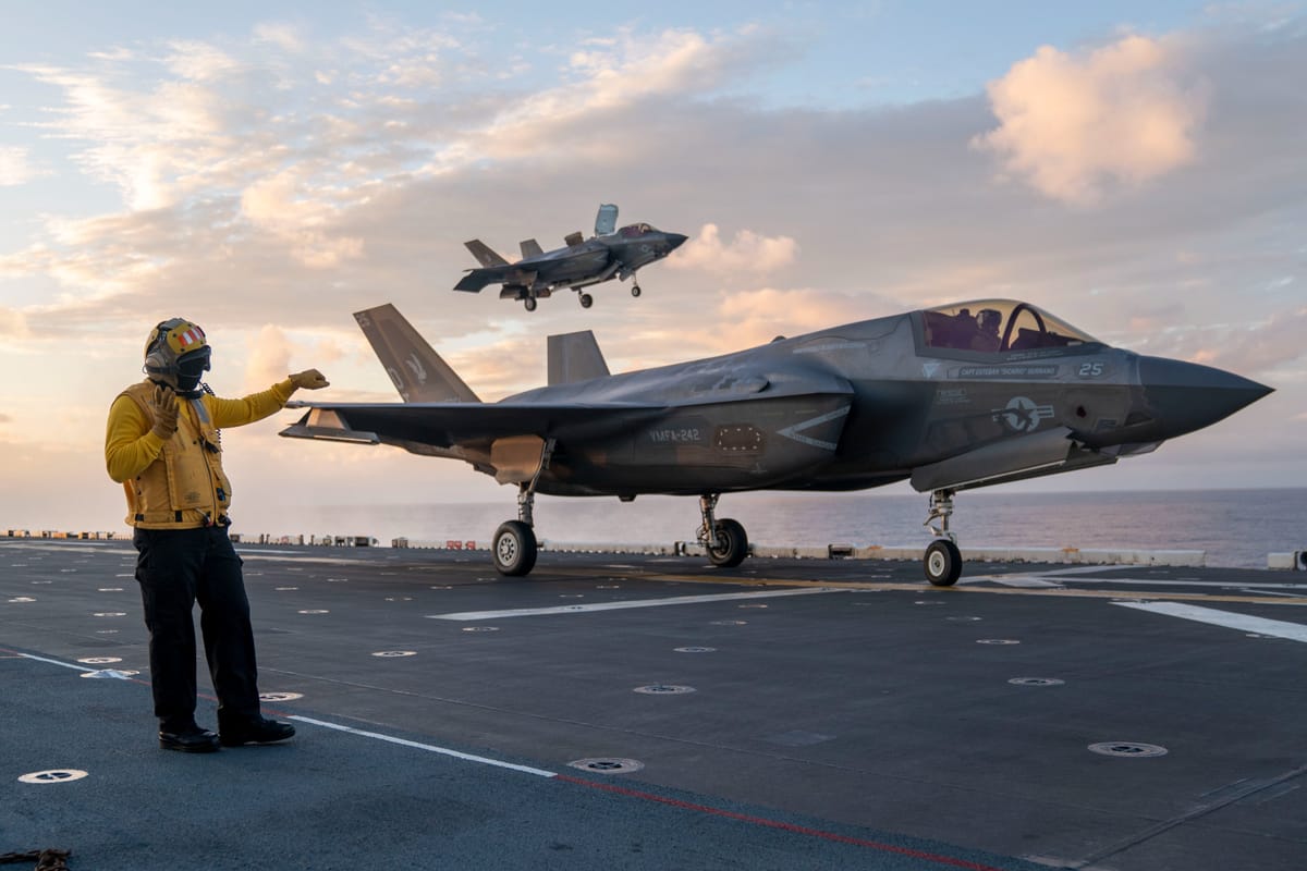 Imagen de archivo de cazas F-35 estadounidenses en un portaaviones en el Indo-Pacífico. Foto: Department of War
