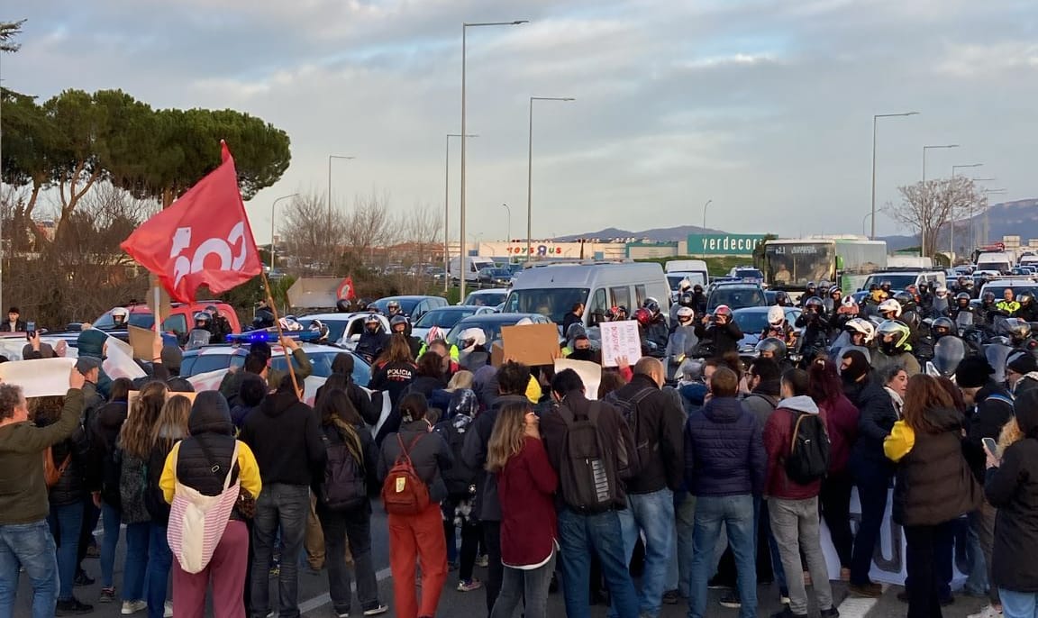 Corte de carretera en la huelga educativa de Catalunya del 11 de febrero. Foto: @COSEducacio (X)