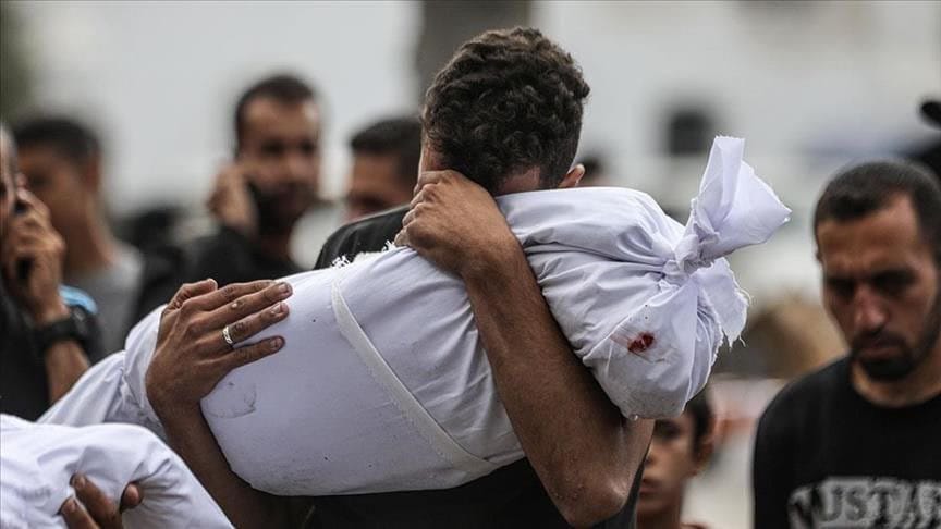 Imagen de archivo de un hombre gazatí sosteniendo a un ser querido asesinado por ataques israelíes. Foto: @Timesofgaza (X)