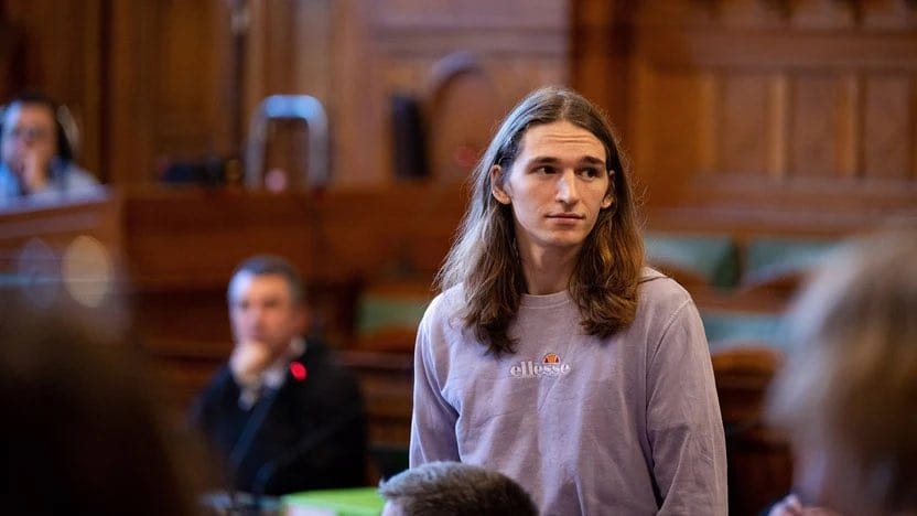 Maja T. activista antifascista de Alemania bajo proceso en Hungría. Foto: vía @DFNDeutschland (X)