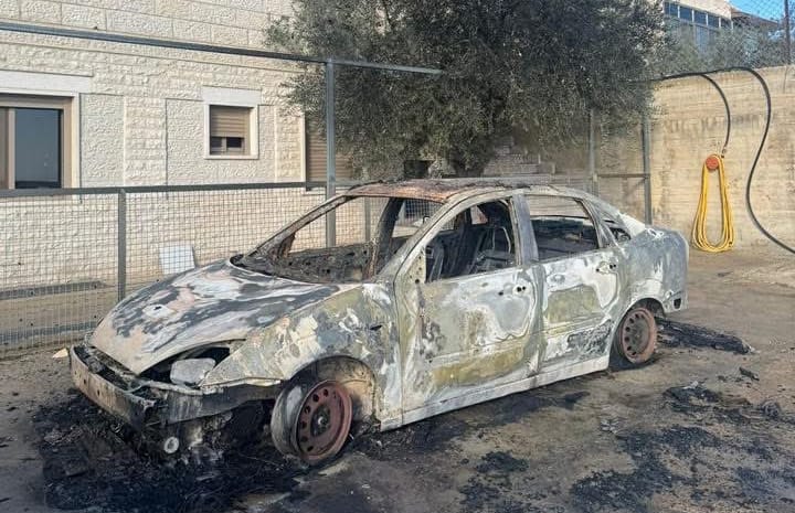Vehículo de un residente palestino de la aldea cristiana de Taybeh (Cisjordania), calcinado por un ataque de colonos. Foto: @PalCatholic (X)