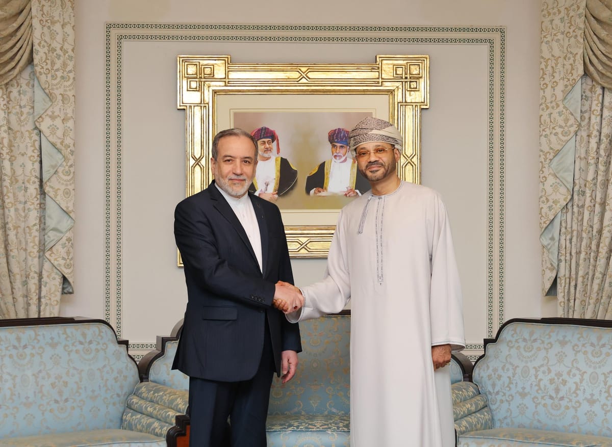 El primer ministro iraní Abas Araqchi en las negociaciones indirectas con EE.UU. en Omán. Foto: @Channel8English (X)