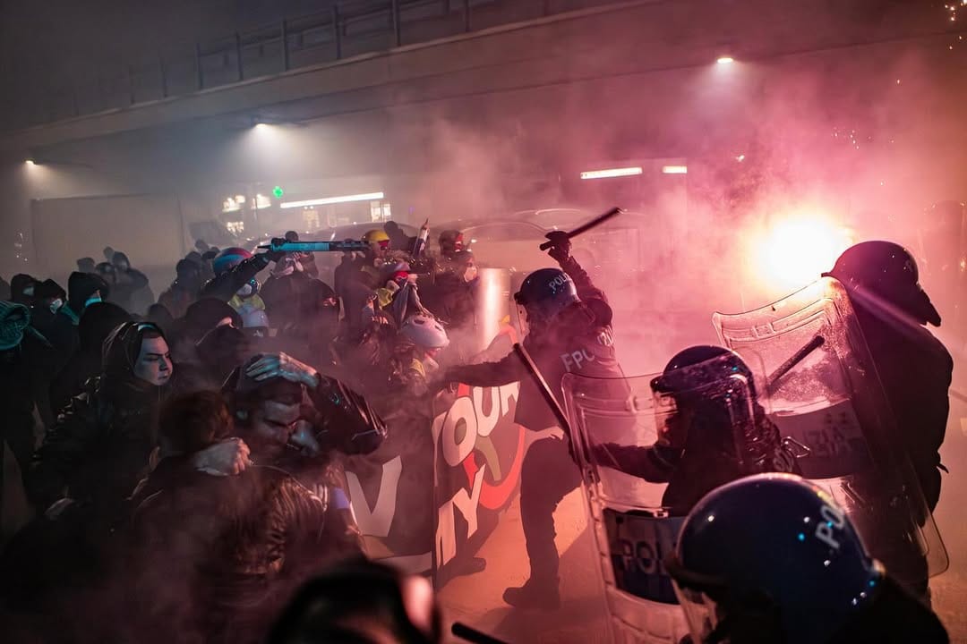 Carga policial contra la manifestación anti-olímpica en Milán. Foto: Ansa