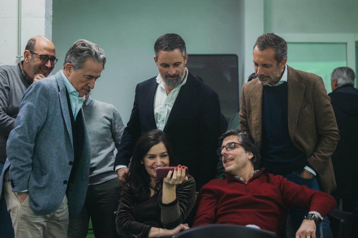 La cúpula de Vox sigue los resultados de las elecciones aragonesas desde Madrid. Foto: @Santi_ABASCAL (X)