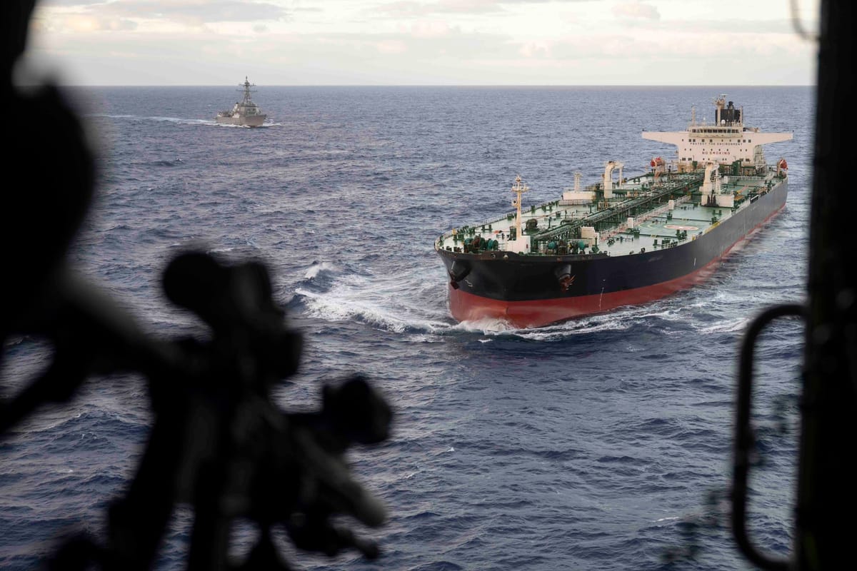 Petrolero interceptado por la marina estadounidense en el Índico. Foto: @DeptofWar (X)